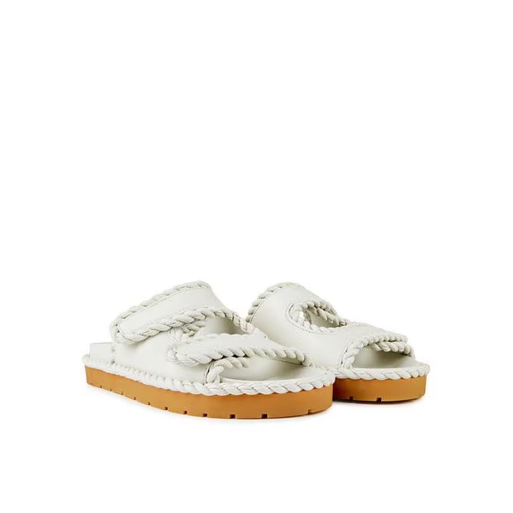 Weiße flache Sandalen aus Lammleder