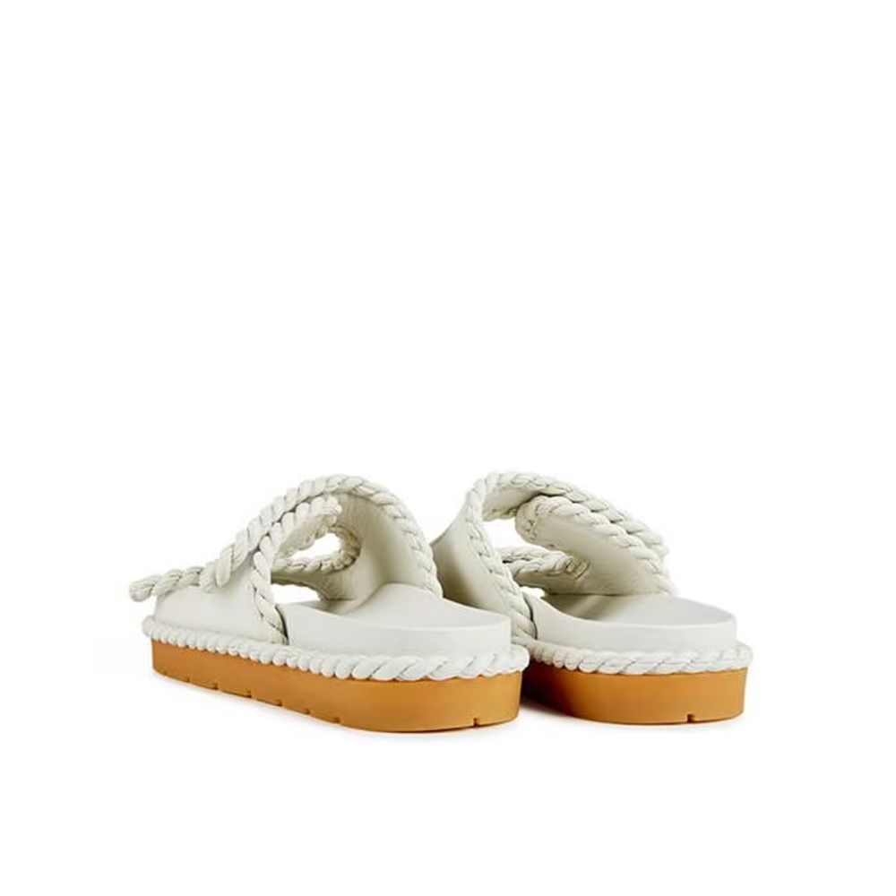 Weiße flache Sandalen aus Lammleder