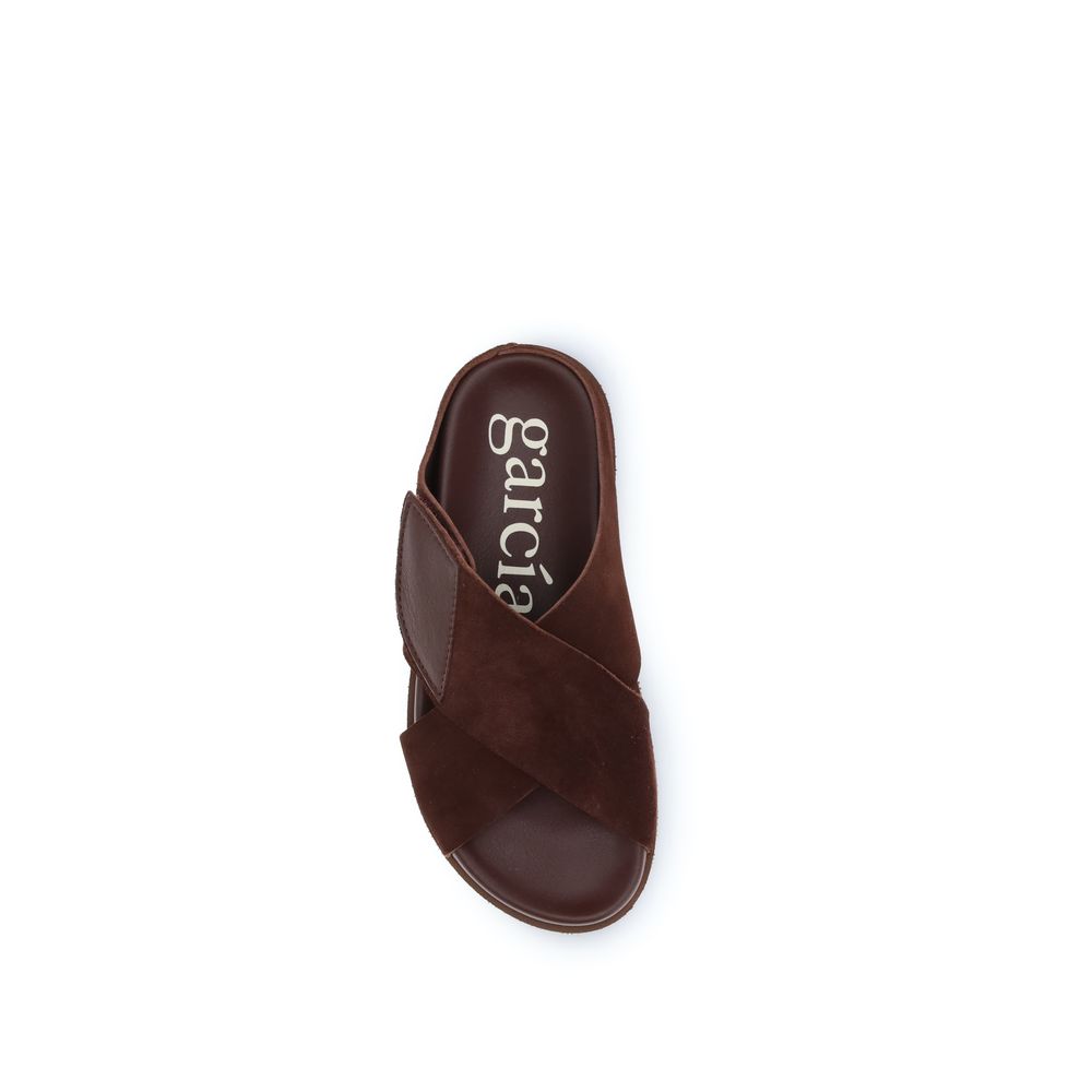 Braune Samtsandalen