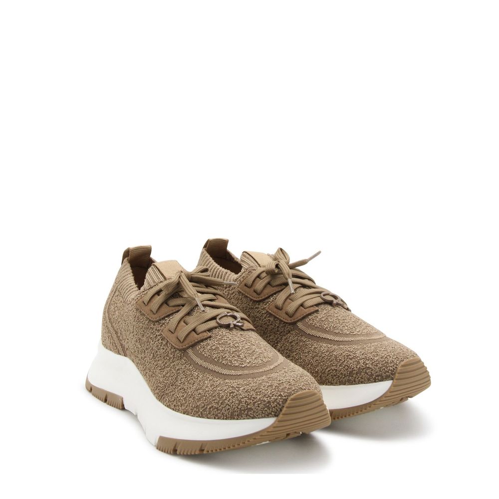 Braune Sportschuhe aus Stoff