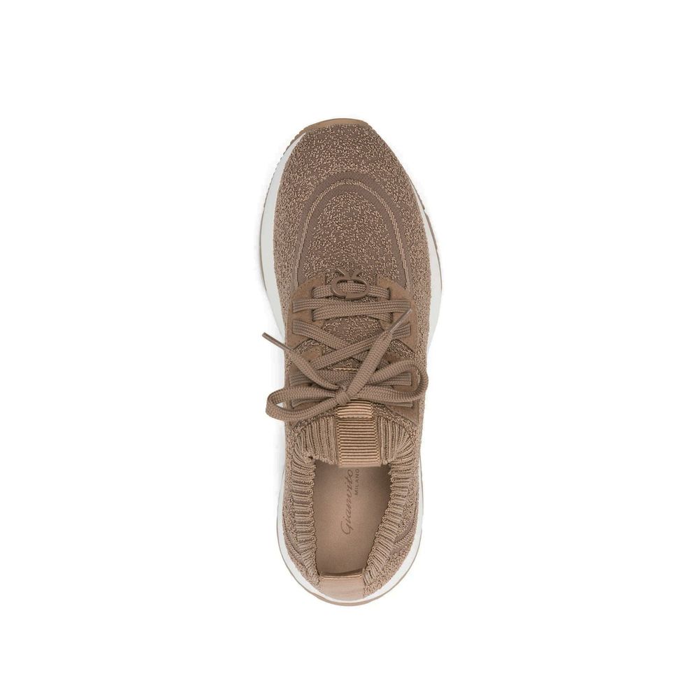 Braune Sportschuhe aus Stoff