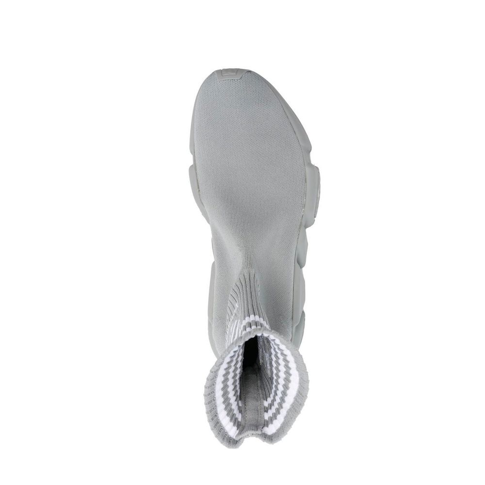Graue Nylon-Sportschuhe