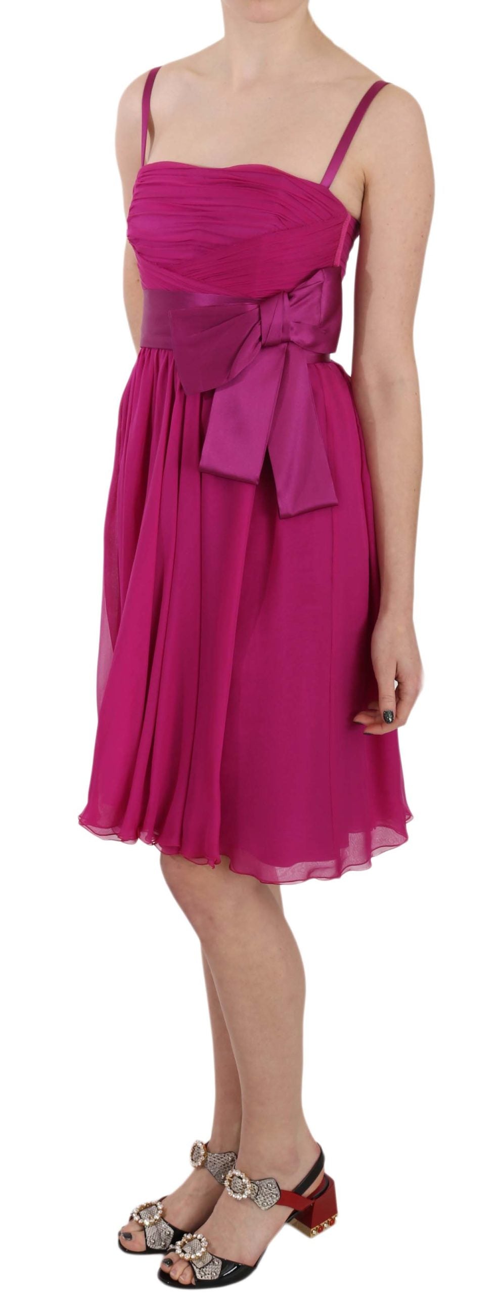 Fuchsiafarbenes ärmelloses Seidenkleid mit Schleife