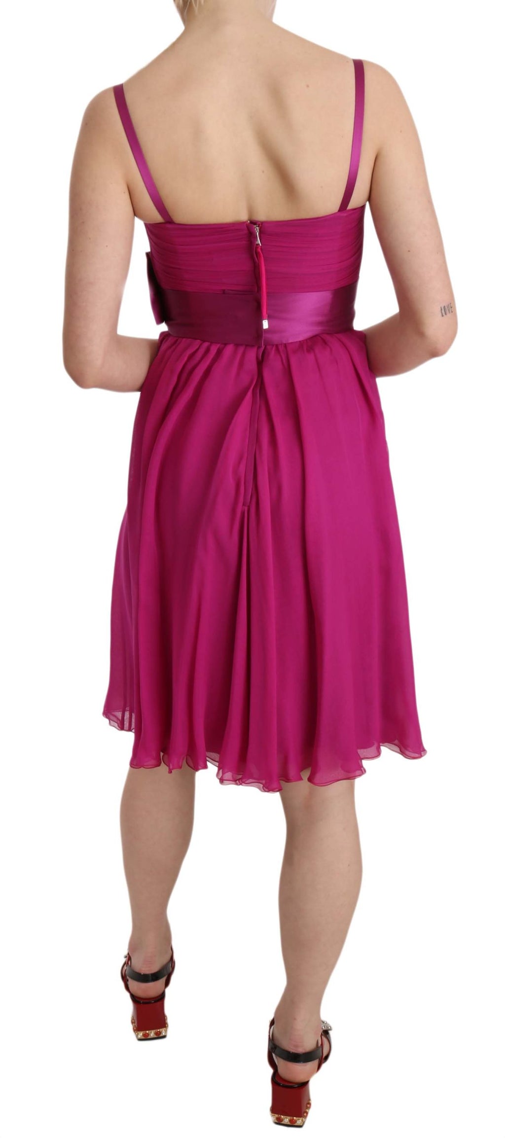 Fuchsiafarbenes ärmelloses Seidenkleid mit Schleife