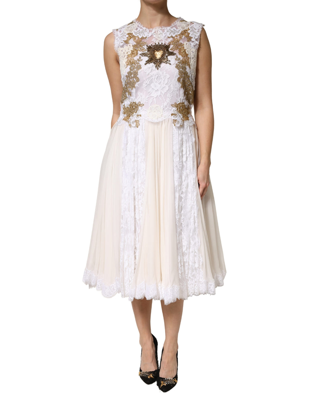 Elfenbeinfarbenes, ärmelloses Seidenkleid mit Spitze und Verzierungen