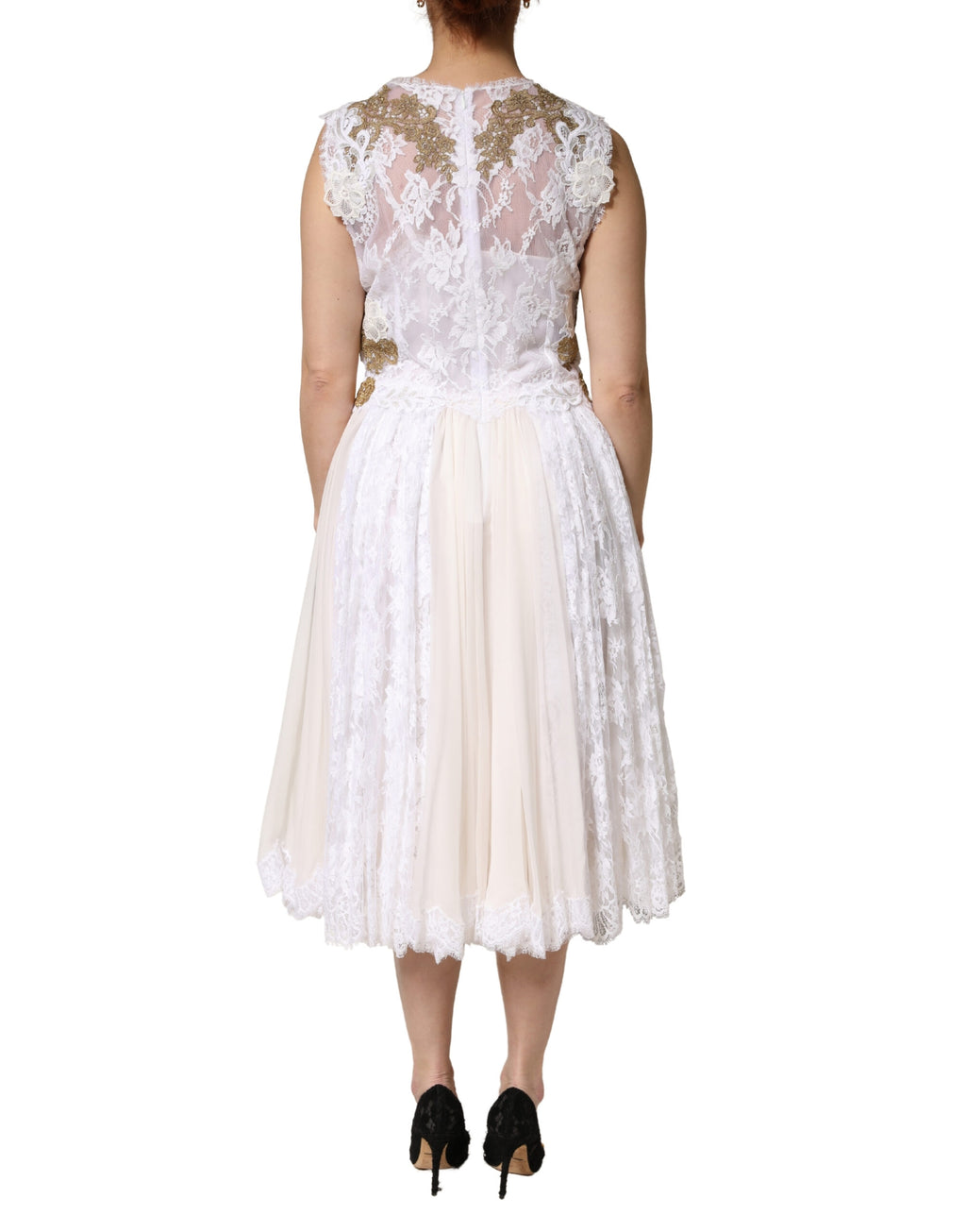 Elfenbeinfarbenes, ärmelloses Seidenkleid mit Spitze und Verzierungen