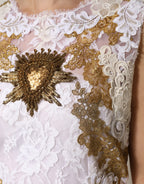 Elfenbeinfarbenes, ärmelloses Seidenkleid mit Spitze und Verzierungen