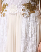 Elfenbeinfarbenes, ärmelloses Seidenkleid mit Spitze und Verzierungen