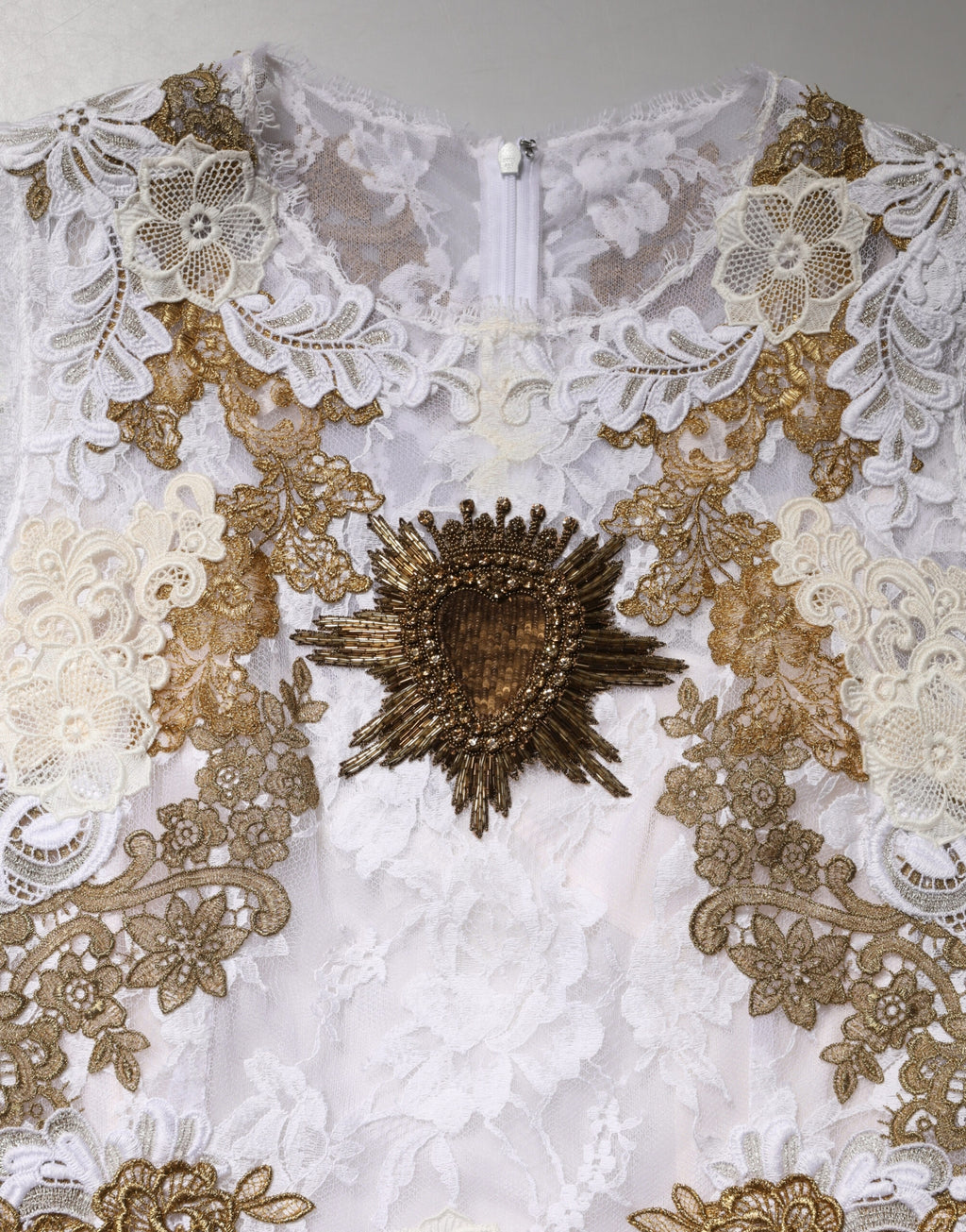 Elfenbeinfarbenes, ärmelloses Seidenkleid mit Spitze und Verzierungen