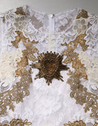 Elfenbeinfarbenes, ärmelloses Seidenkleid mit Spitze und Verzierungen