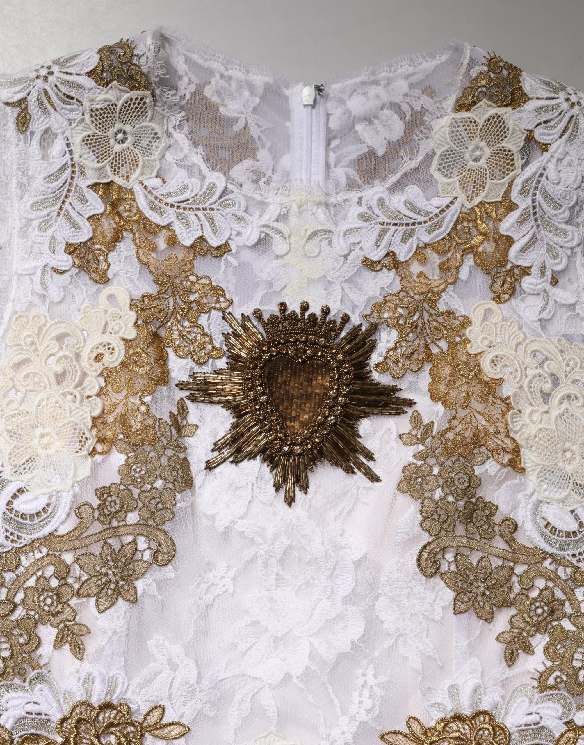 Elfenbeinfarbenes, ärmelloses Seidenkleid mit Spitze und Verzierungen