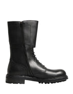 Schwarze Kampfstiefel mit Schnallenriemen aus Leder