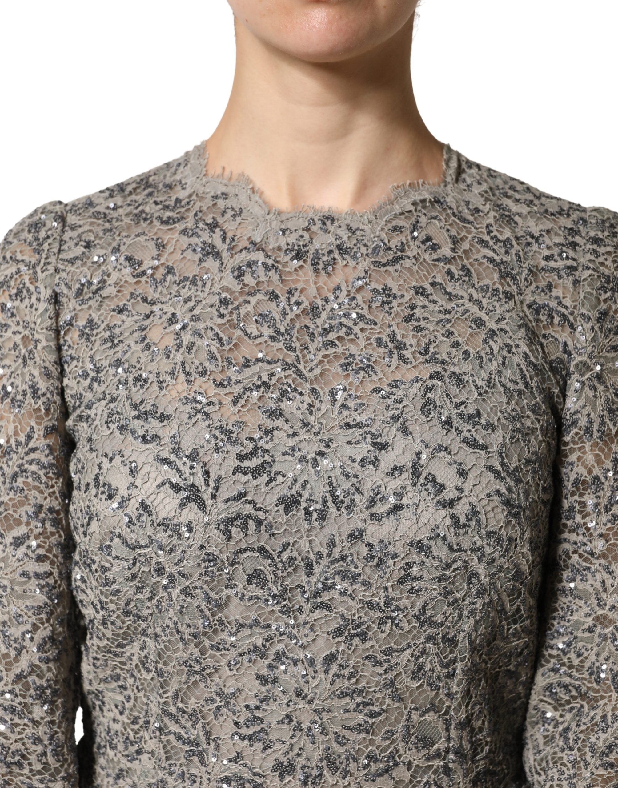 Graues Maxikleid aus Baumwolle mit langen Ärmeln und Spitze