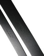 Schwarzer Ledergürtel mit doppelter Schnalle und silberfarbenem Verschluss