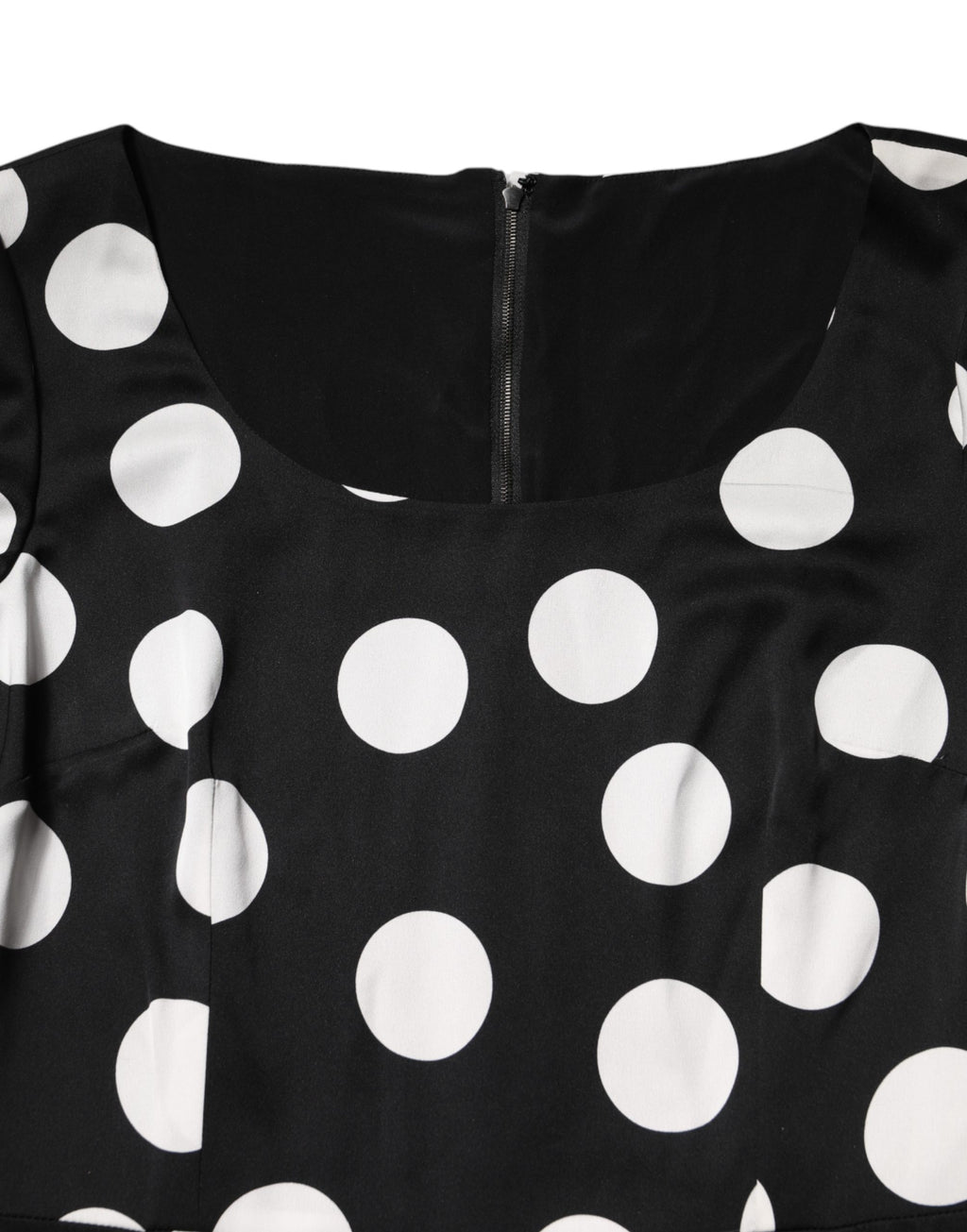 Schwarzes, weiß gepunktetes Seidenetui-Midikleid