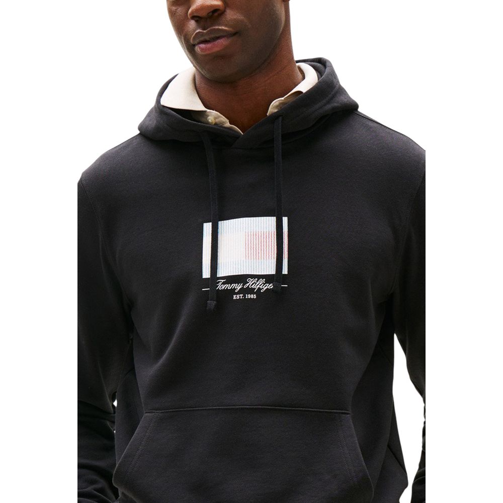 Schwarzer Hoodie aus recycelter Baumwolle
