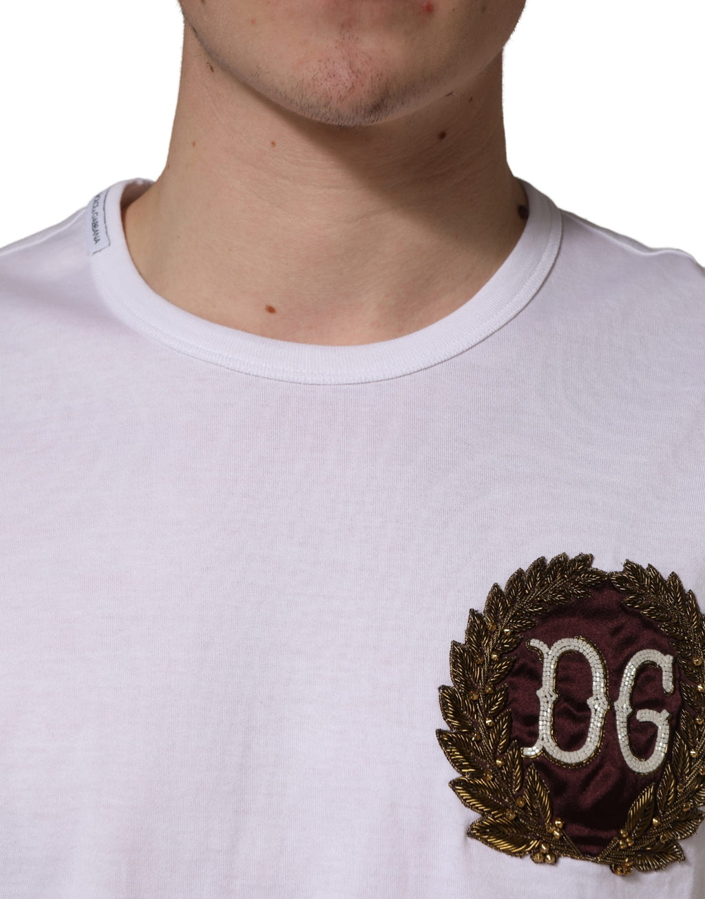 Weißes T-Shirt mit Rundhalsausschnitt und DG-Blattstickerei