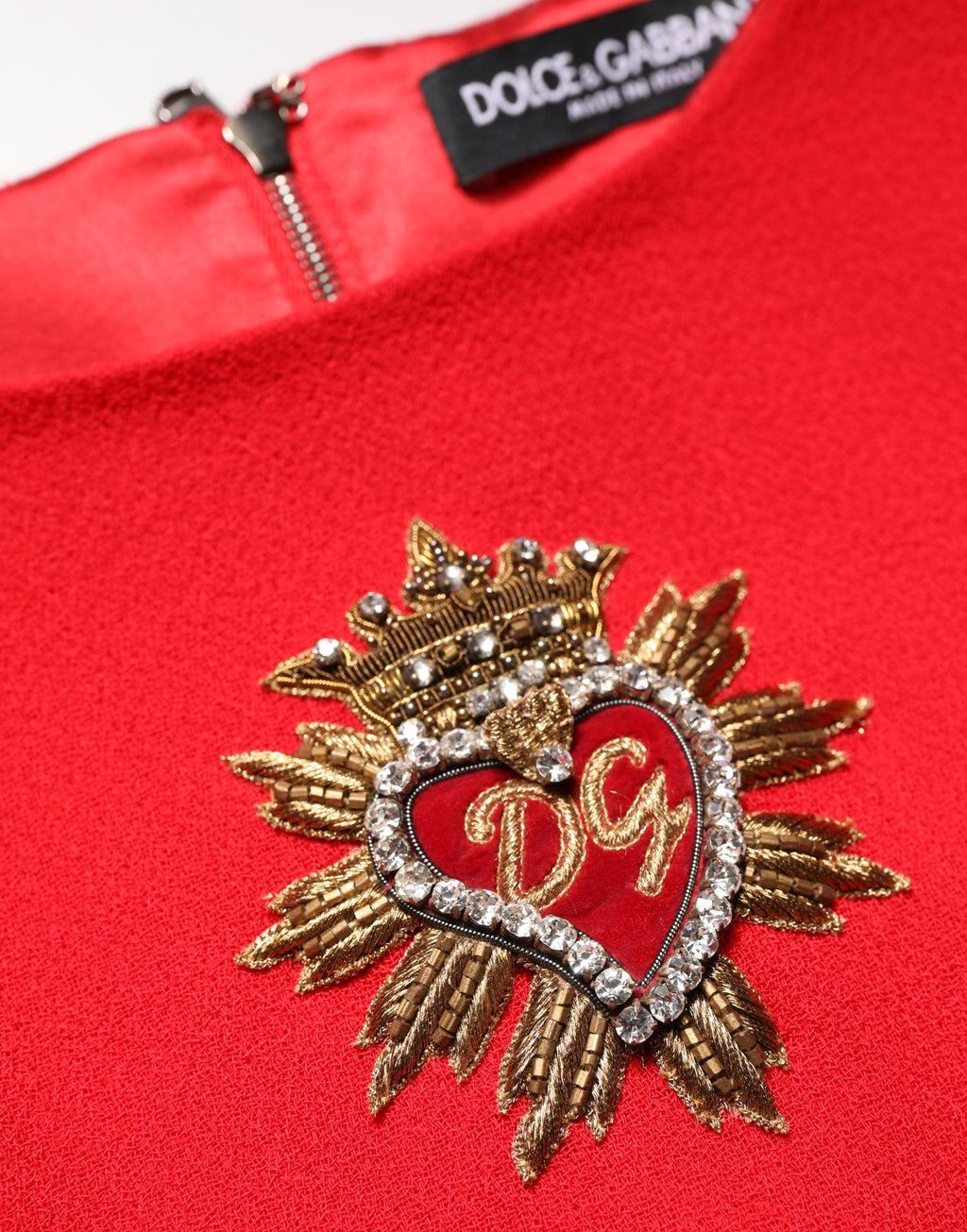Rotes Minikleid aus Wolle mit Red Heart-Verzierung