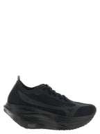 Schwarze synthetische Sportsneaker
