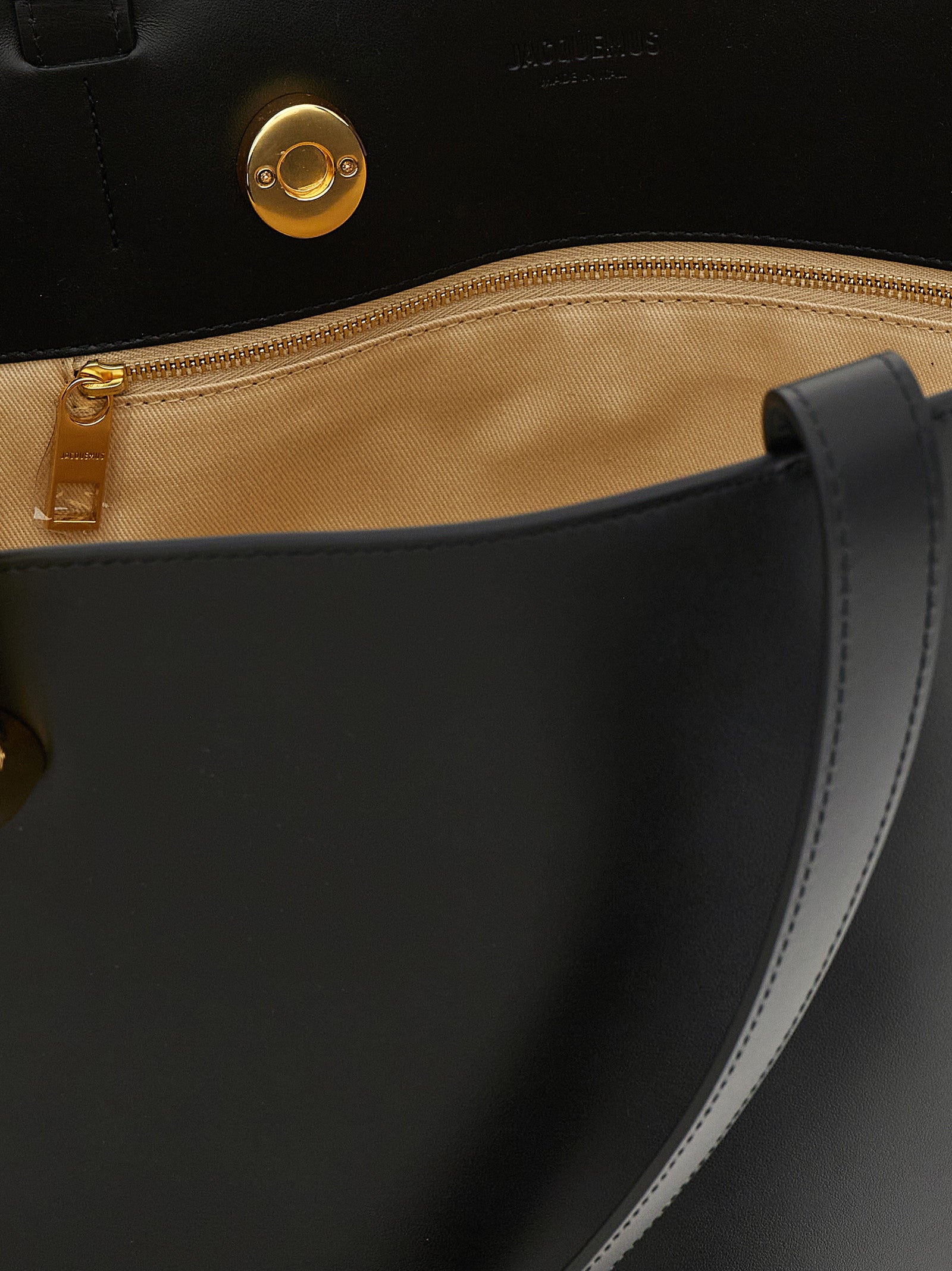 Schultertasche aus schwarzem Rindsleder