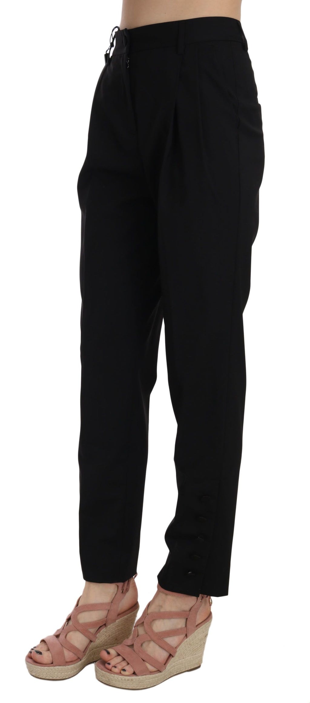 Schwarze Bundfaltenhose mit schmal zulaufendem Bein und Knopfverschluss