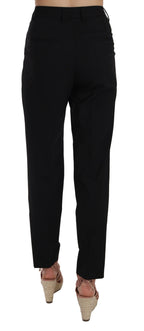 Schwarze Bundfaltenhose mit schmal zulaufendem Bein und Knopfverschluss