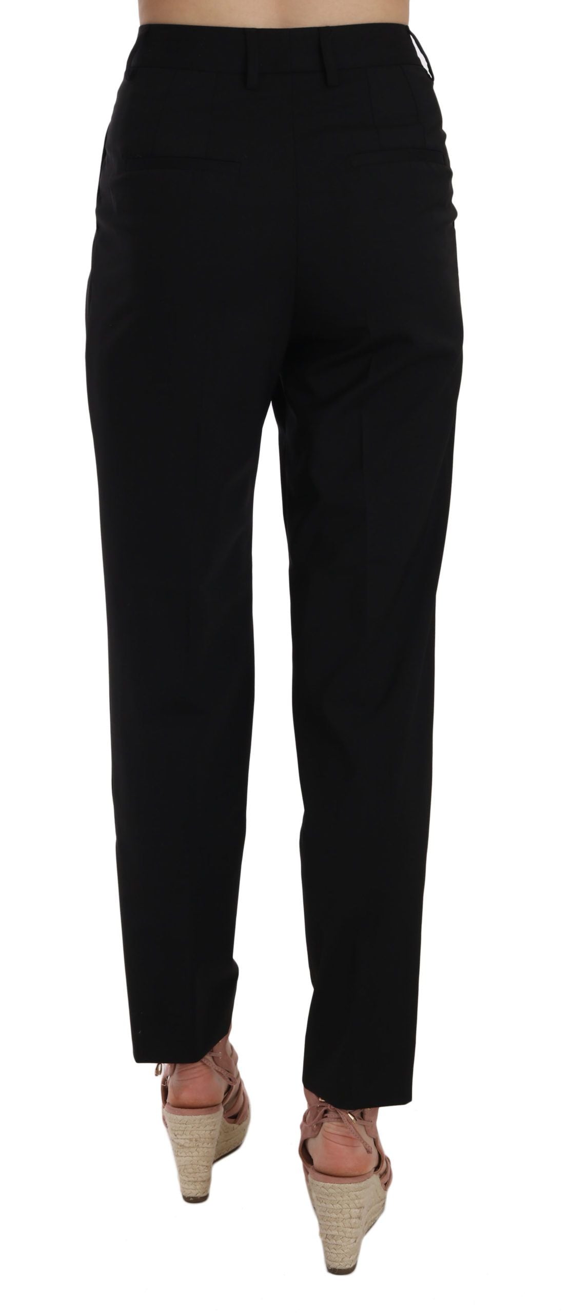 Schwarze Bundfaltenhose mit schmal zulaufendem Bein und Knopfverschluss