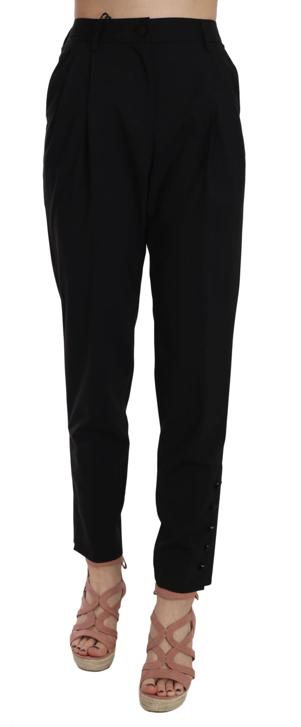 Schwarze Bundfaltenhose mit schmal zulaufendem Bein und Knopfverschluss