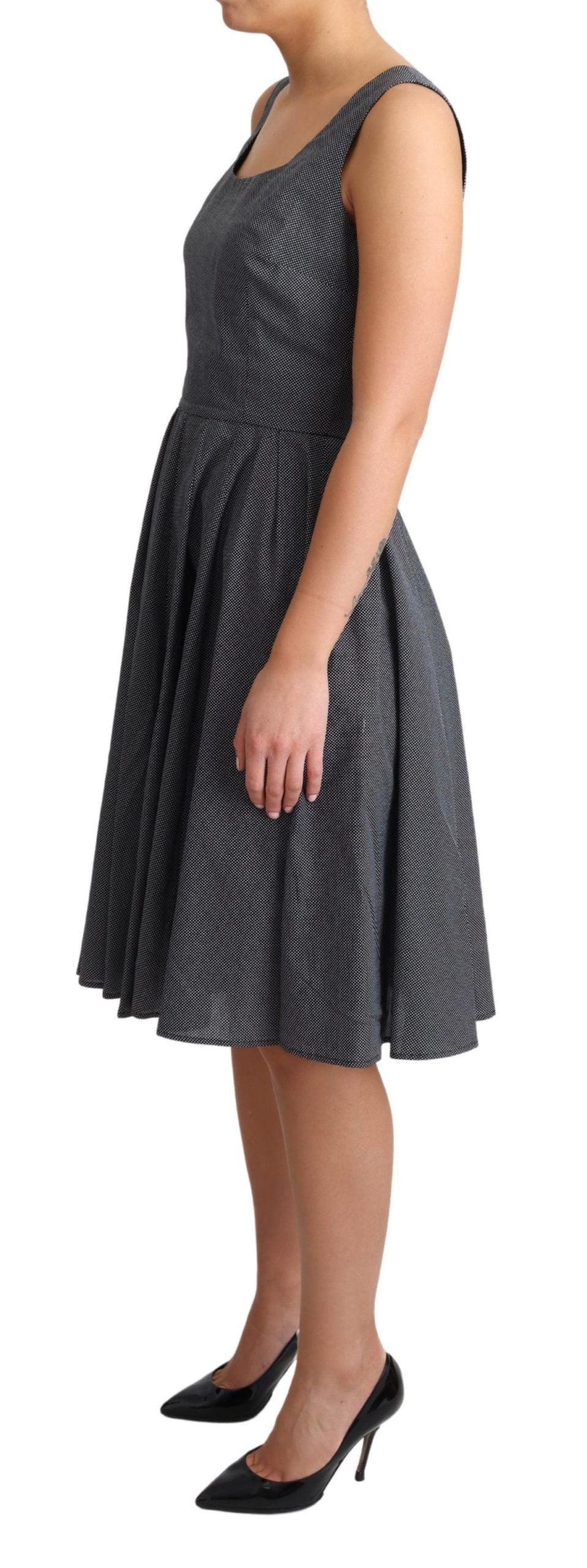 Schwarzes gepunktetes A-Linien-Baumwollkleid