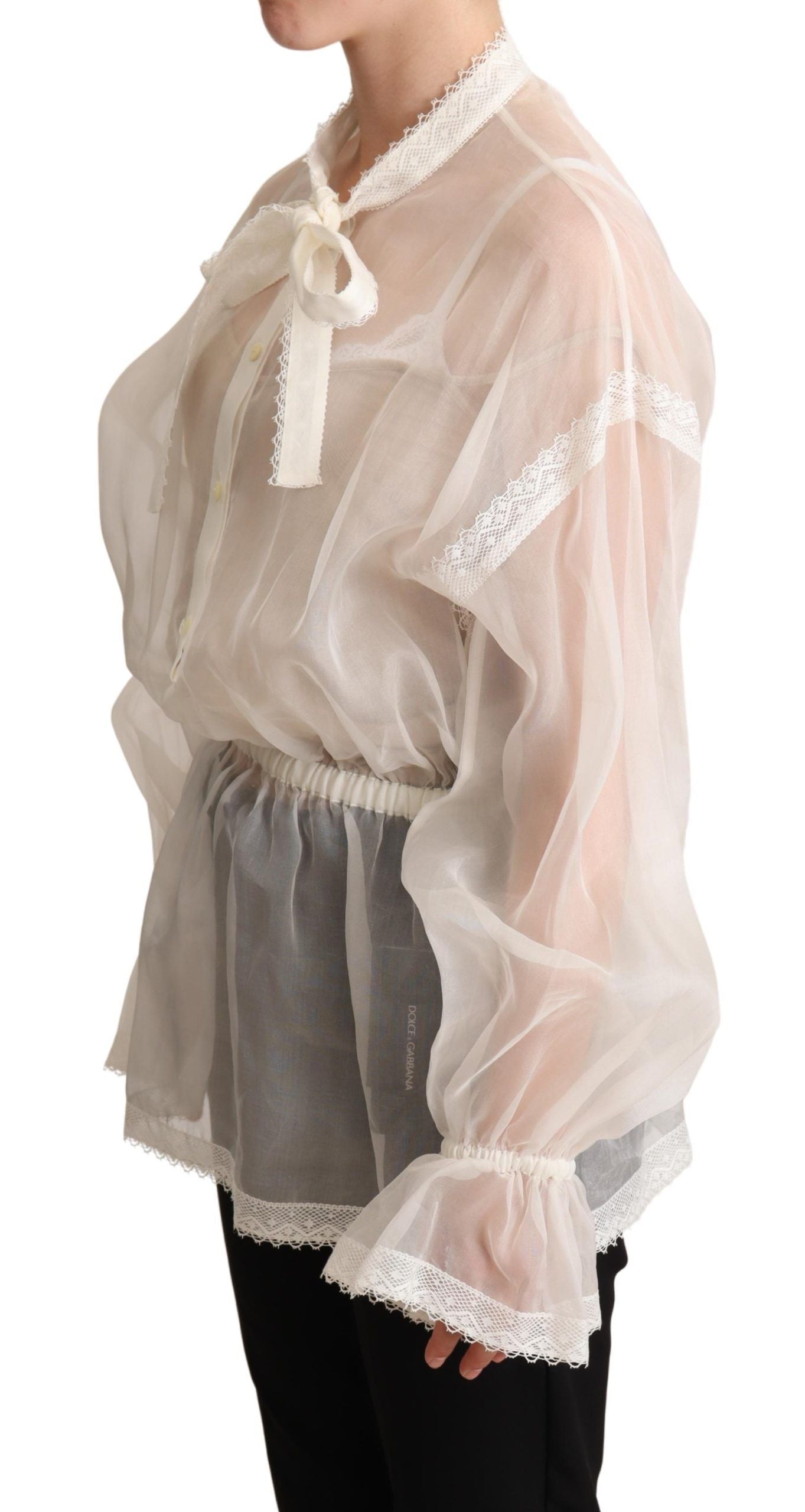 Weiße Bluse mit Ascotkragen und langen Ärmeln