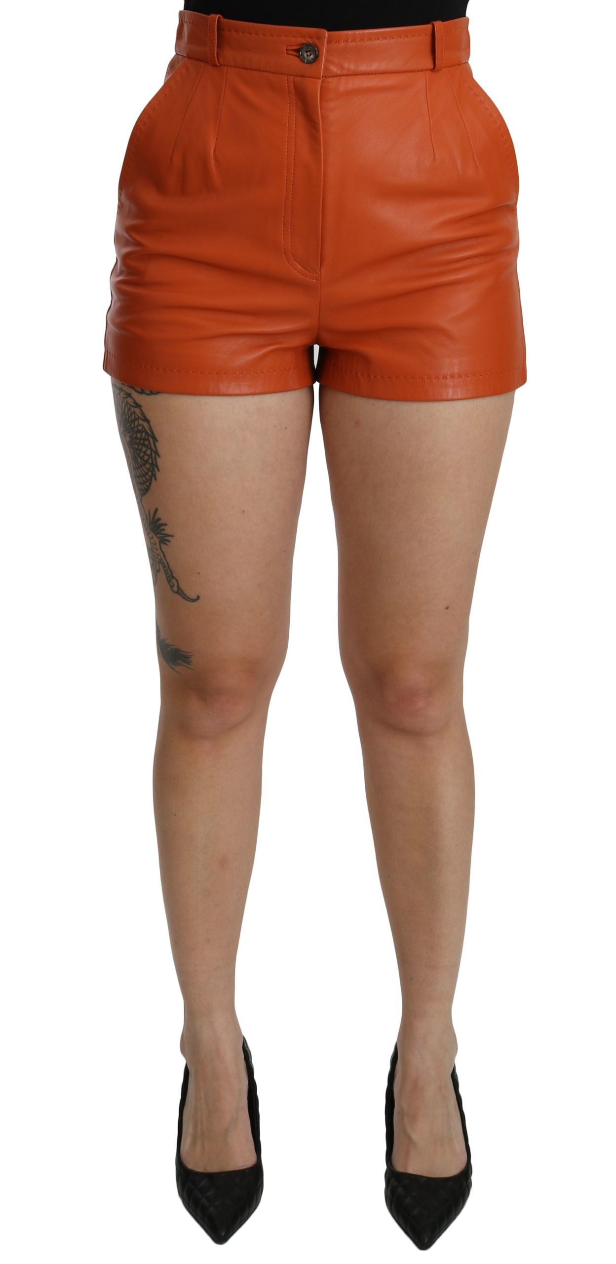 Orangefarbene High-Waist-Hotpants aus Leder