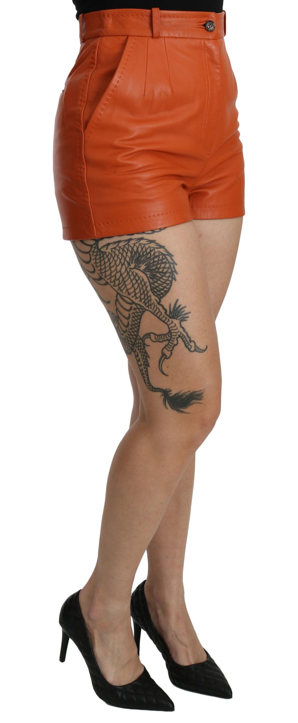 Orangefarbene High-Waist-Hotpants aus Leder