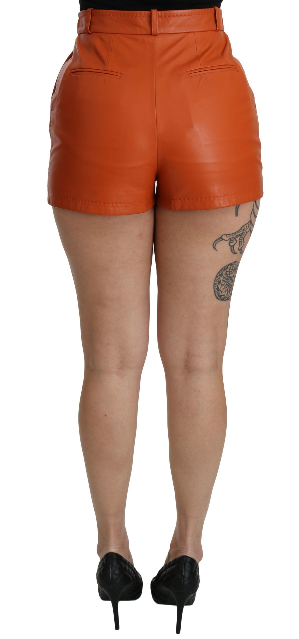 Orangefarbene High-Waist-Hotpants aus Leder