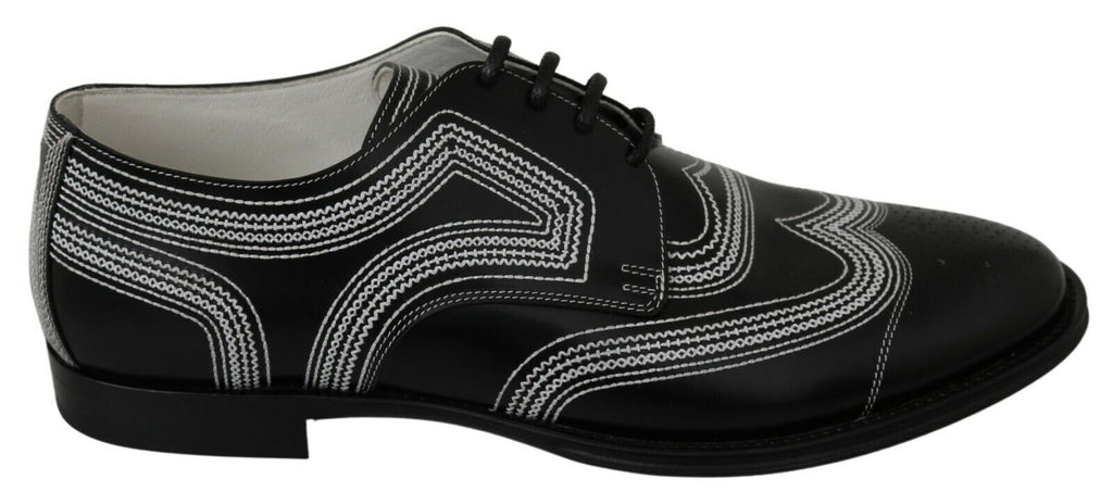 Schwarze Derby-Schuhe aus Leder mit weißen Schnürsenkeln