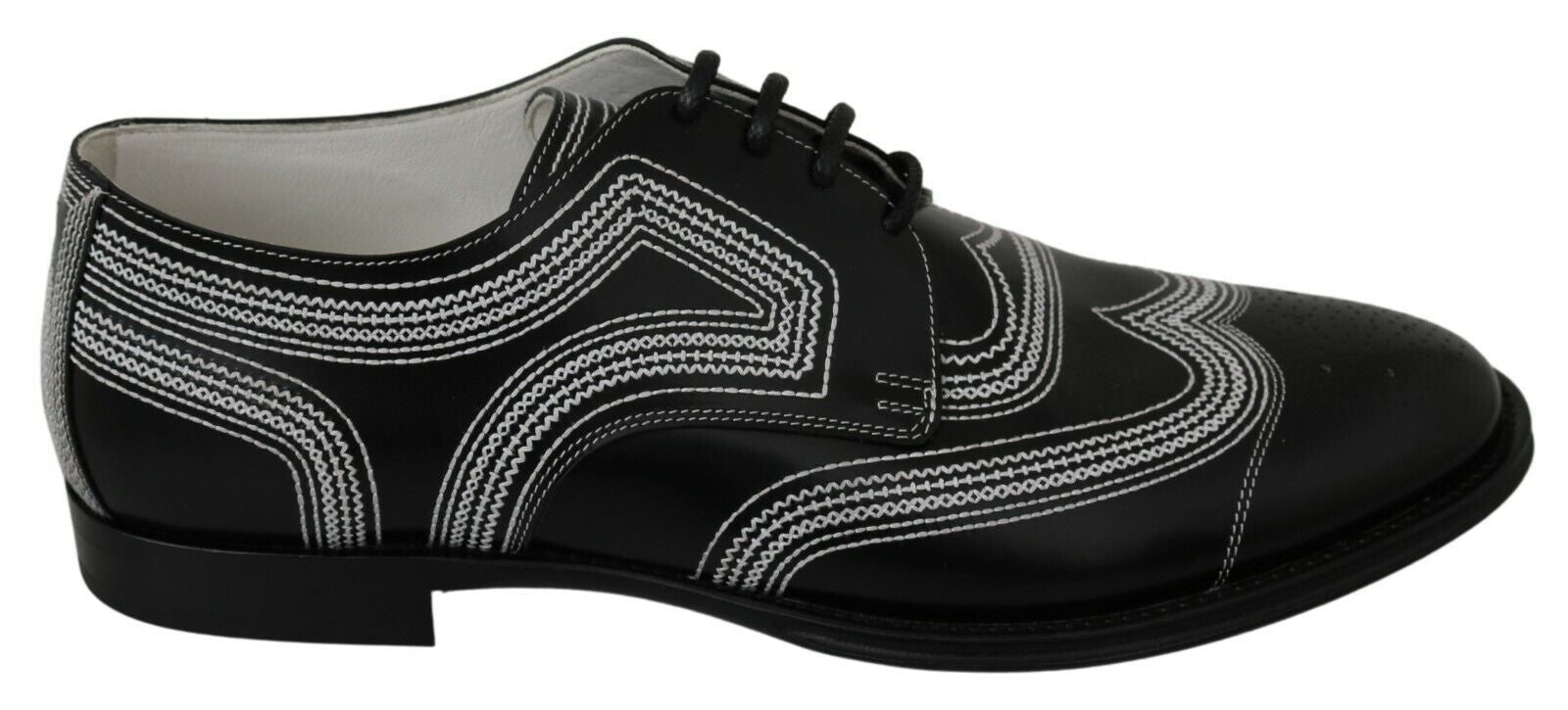 Schwarze Derby-Schuhe aus Leder mit weißen Schnürsenkeln