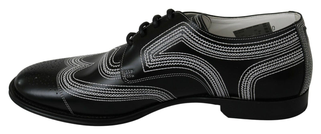 Schwarze Derby-Schuhe aus Leder mit weißen Schnürsenkeln