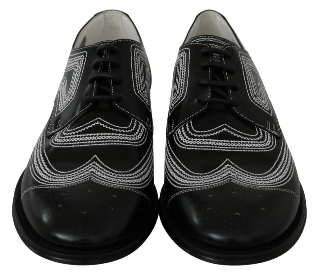 Schwarze Derby-Schuhe aus Leder mit weißen Schnürsenkeln
