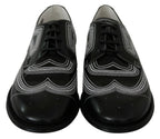 Schwarze Derby-Schuhe aus Leder mit weißen Schnürsenkeln