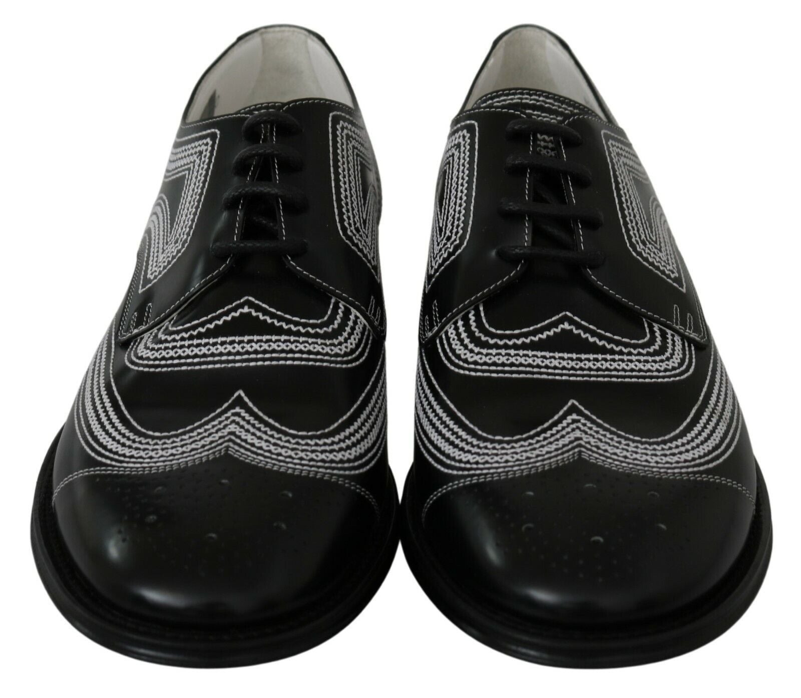 Schwarze Derby-Schuhe aus Leder mit weißen Schnürsenkeln