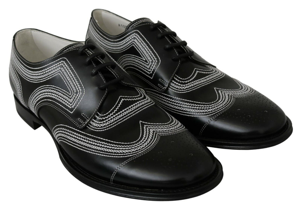 Schwarze Derby-Schuhe aus Leder mit weißen Schnürsenkeln