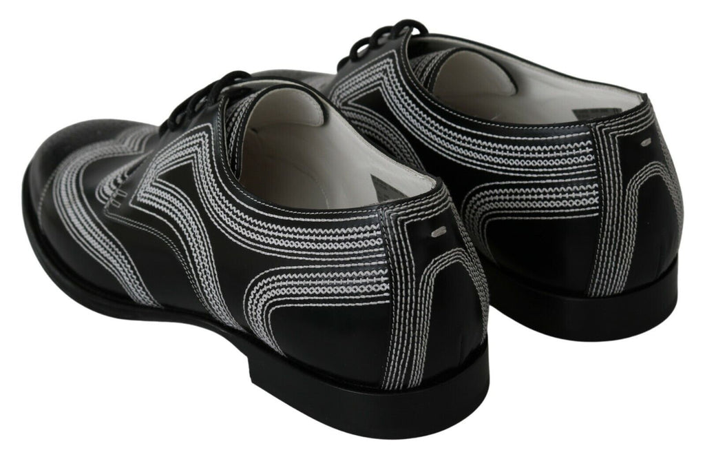 Schwarze Derby-Schuhe aus Leder mit weißen Schnürsenkeln
