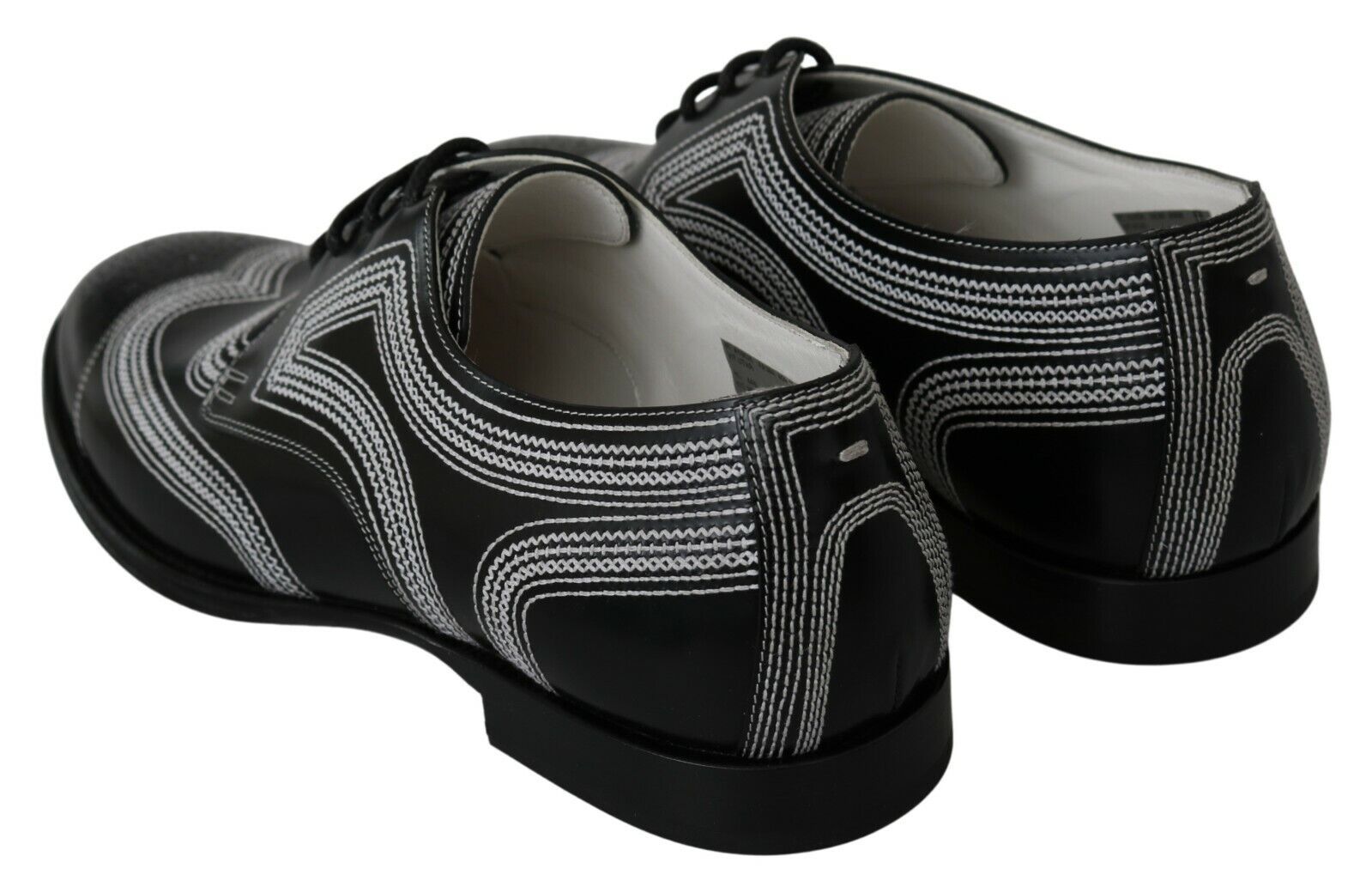 Schwarze Derby-Schuhe aus Leder mit weißen Schnürsenkeln