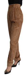 Braune Cordhose mit schmal zulaufendem Bein