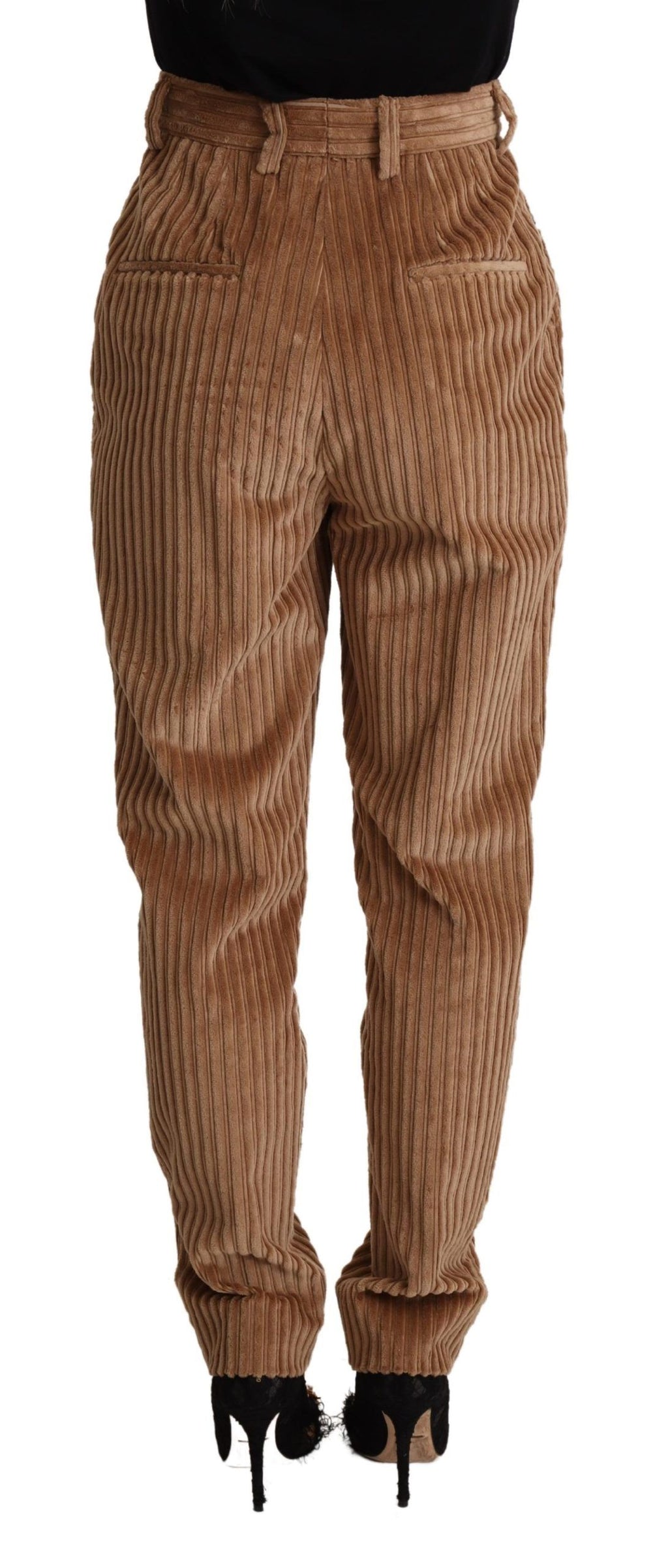 Braune Cordhose mit schmal zulaufendem Bein