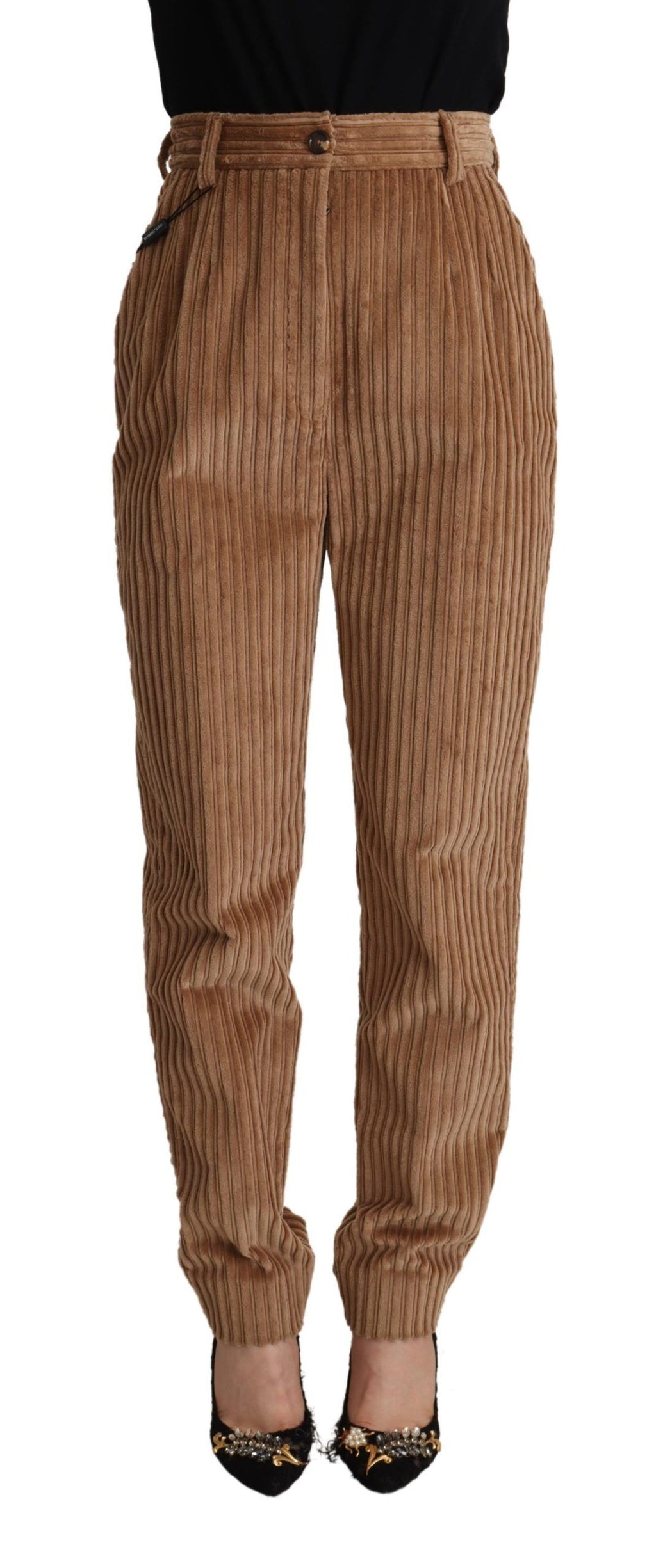 Braune Cordhose mit schmal zulaufendem Bein