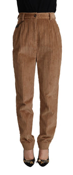 Braune Cordhose mit schmal zulaufendem Bein