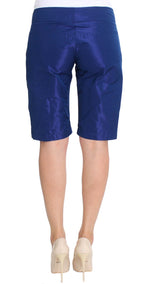 Blaue Bermudashorts über dem Knie