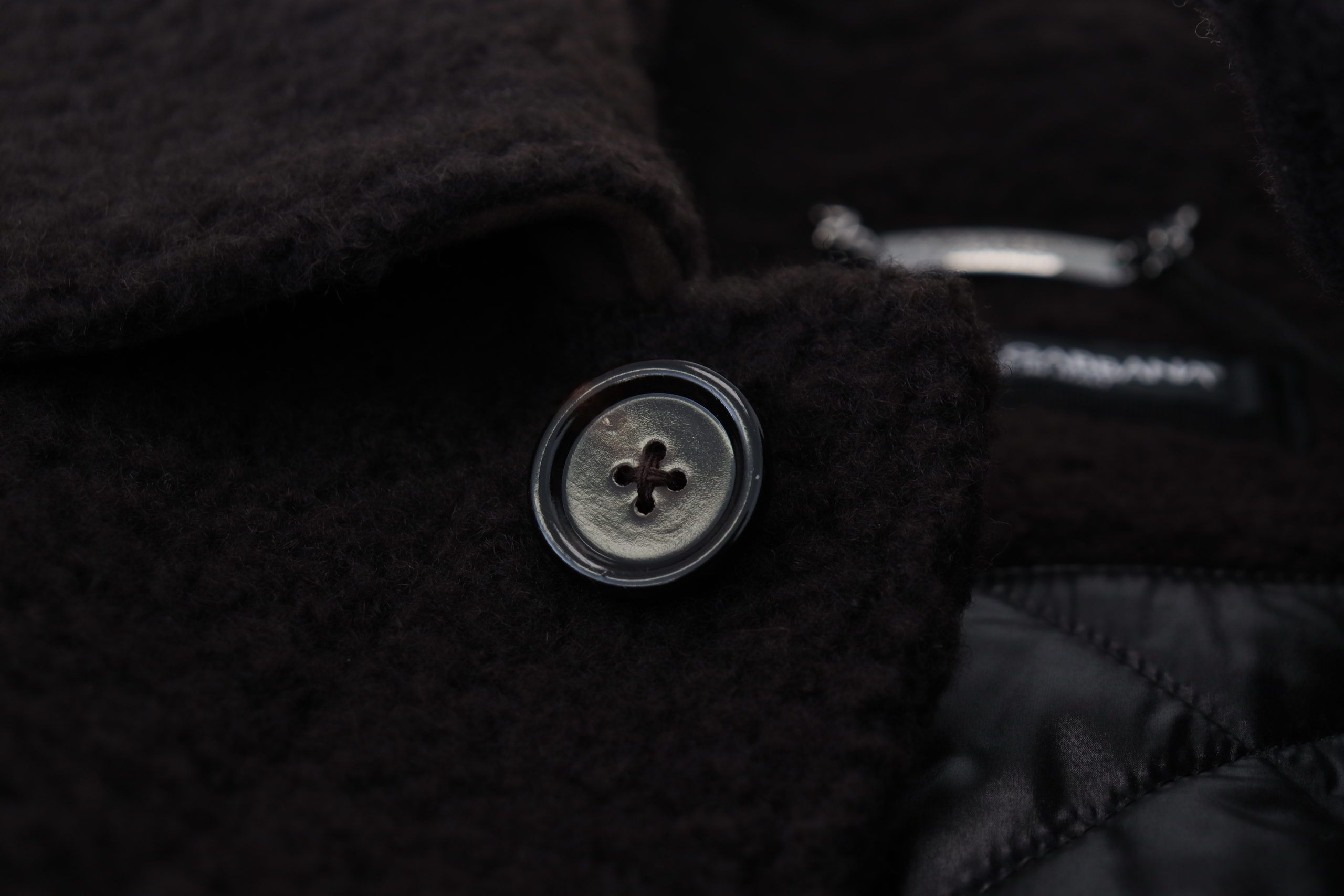 Schwarzer Alpaka Trenchcoat mit Knopfleiste