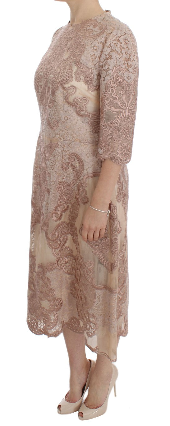 Pinkfarbenes Seidenkleid mit Spitzenstickerei