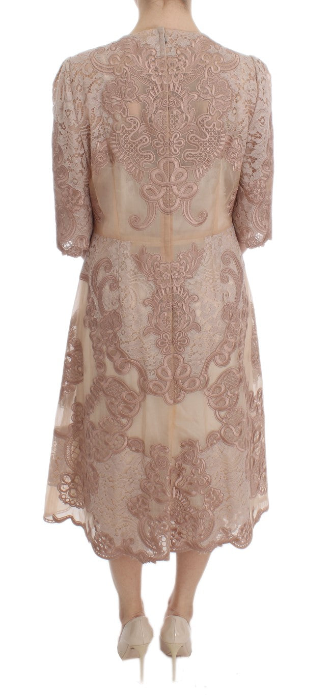 Pinkfarbenes Seidenkleid mit Spitzenstickerei